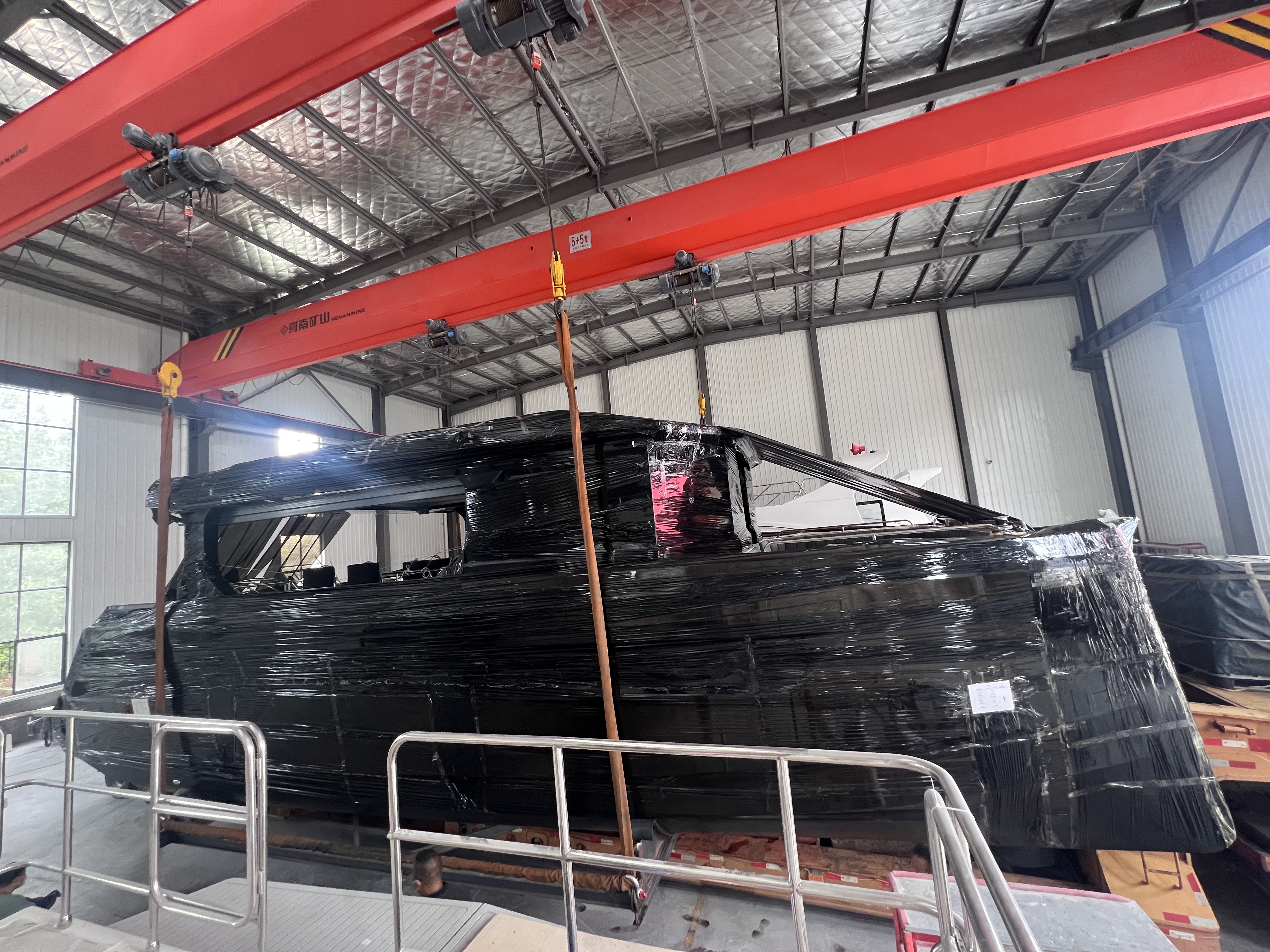 Перший партійний катамаран Lawada® 1360, доставлений до Малайзії, другий будувався.