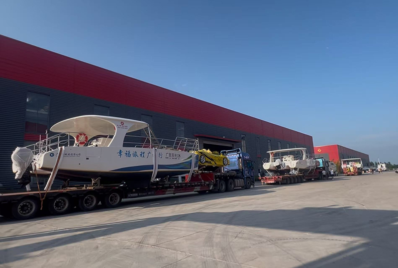 Lawada доставляє три катамарани, два автомобілі для водних спорту та два реактивні лижі для мальовничого місця